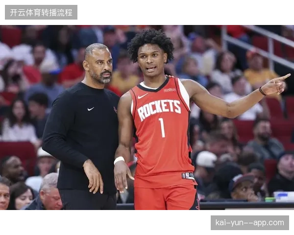 火箭队的阿门·汤普森以其出色的篮板拼抢和运动能力,成为后卫线上的一个强力防守点 火箭队的阿门·汤普森以其出色的篮板拼抢和运动能力,成为后卫线上的一个强力防守点